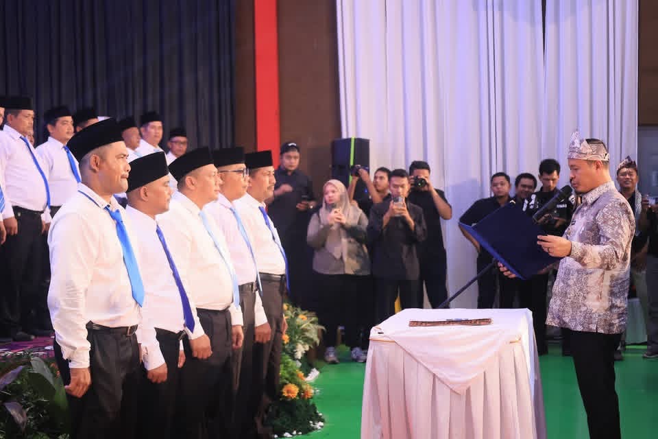 55 RW dan 189 RT di Kulim Dilantik, Camat Minta Layani Masyarakat Sepenuh Hati