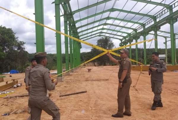 DPM-PTSP dan Satpol PP Segel Bangunan Tak Berizin di Okura