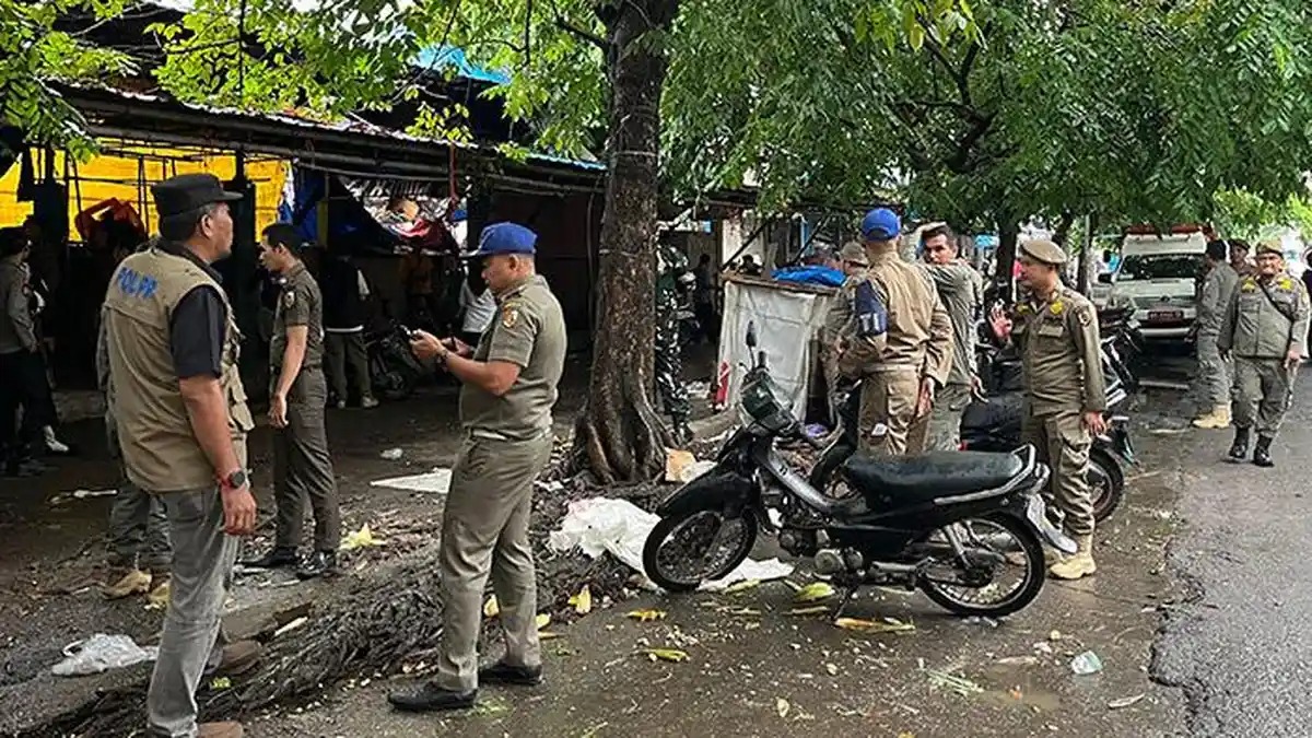 Personel Satpol PP Pekanbaru Membantu Pengawasan Selama Overlay Jalan Teratai