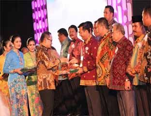 Walikota Pekanbaru Raih Penghargaan Pembina K3 Nasional