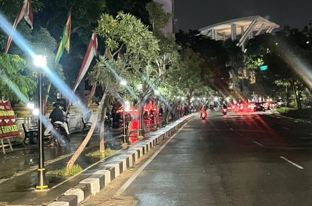 Antisipasi Tindak Kejahatan, Dishub Pekanbaru Pasang Lampu Penerangan di Trotoar Sudirman