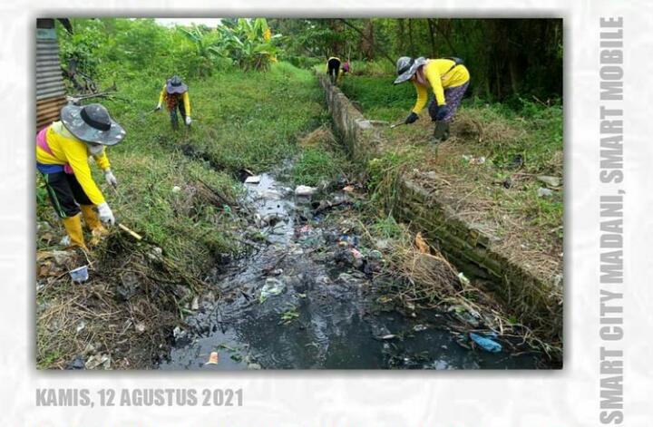 Dinas PUPR Bersihkan Saluran Air di Jalan Pemudi Payung Sekaki