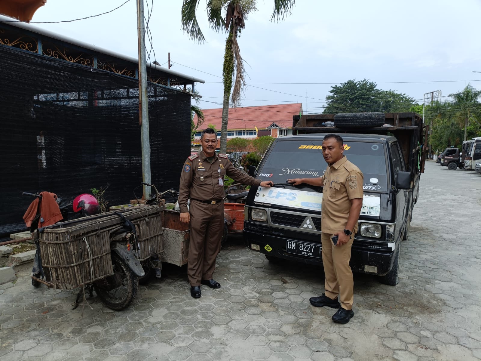 Buang Sampah Sembarangan, DLHK Pekanbaru Kandangkan 8 Angkutan Mandiri