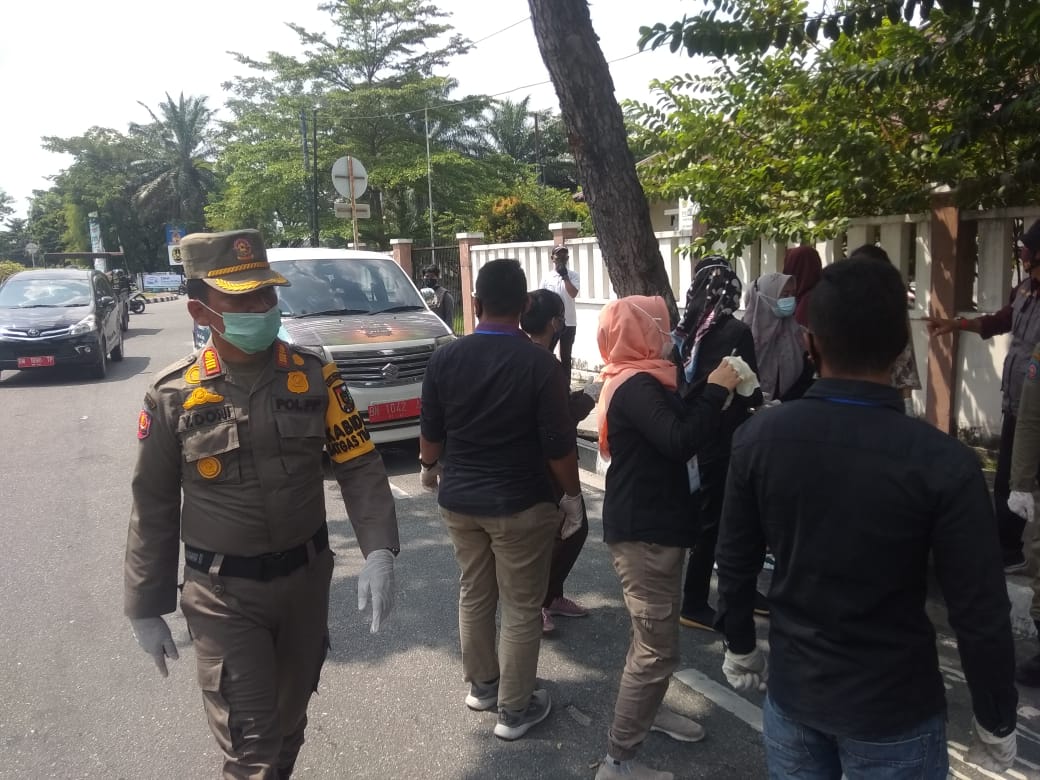 Image : Warga Dihimbau Tidak Bagi Nasi Kotak di Jalanan