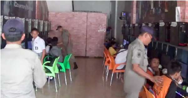 Satpol PP Jaring 69 Pelajar di Sejumlah Warnet