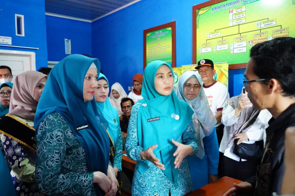 Bersama Ketua Posyandu Riau Riau, Ketua Posyandu Kota Pekanbaru Kunjungi Posyandu Pematang Kapau