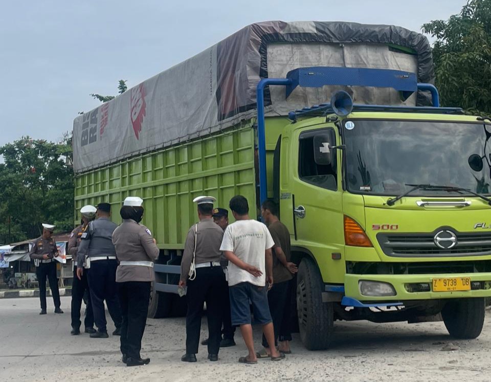 Dishub Pekanbaru Bersama Kepolisian Tindak Belasan Truk Melanggar Aturan