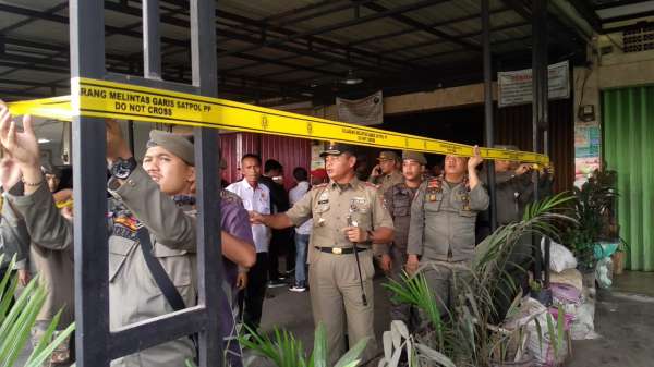 Dua Warnet Disegel Satpol PP