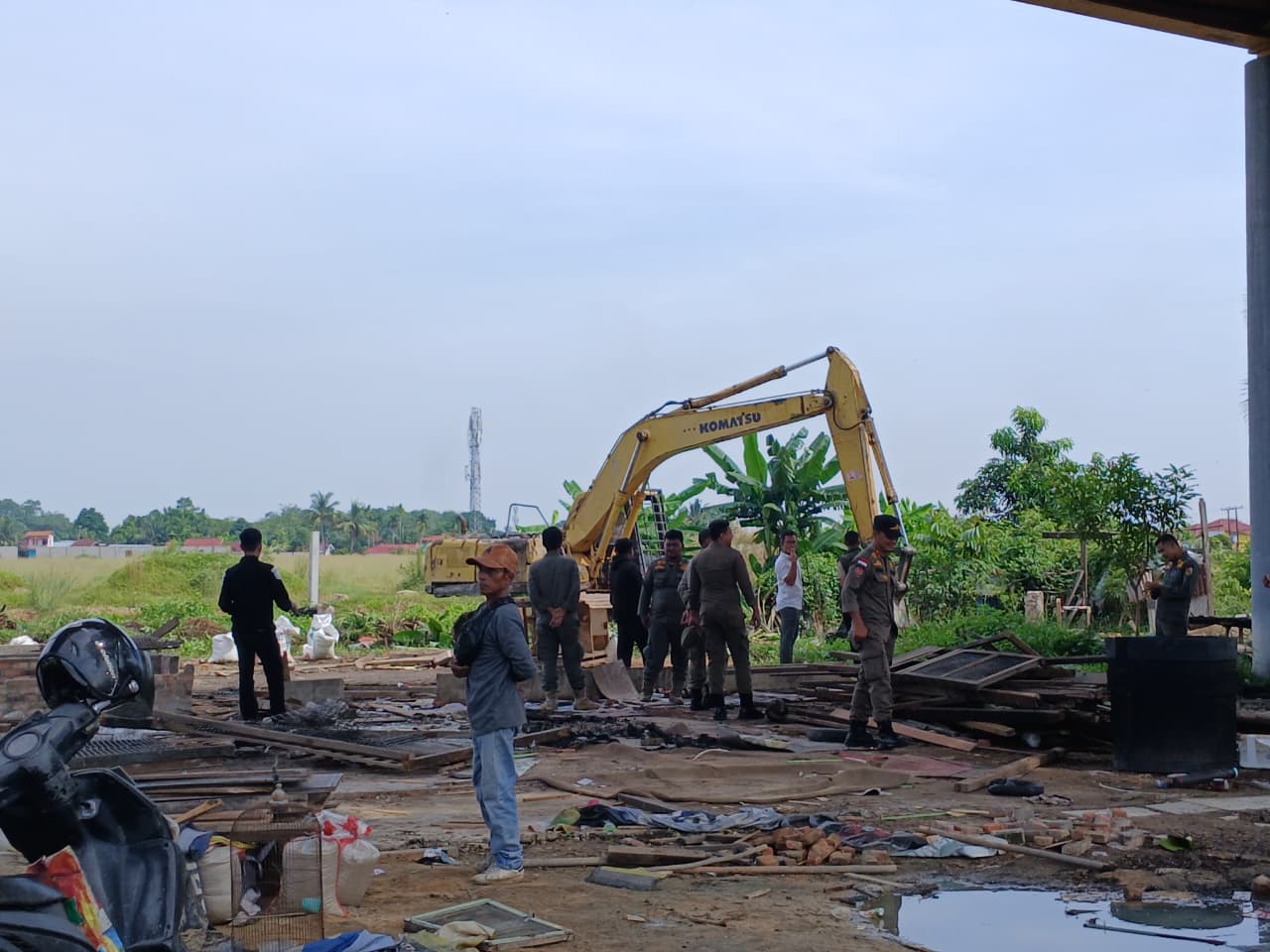Pemko Pekanbaru Tertibkan 15 Rumah di Lahan Aset Daerah Bawah Jembatan Siak I, Akan Dibangun RTHB