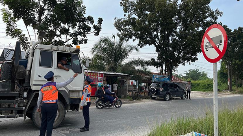Dishub Tempatkan Personel di Simpang Rambu Larangan Masuk Truk Tonase Besar