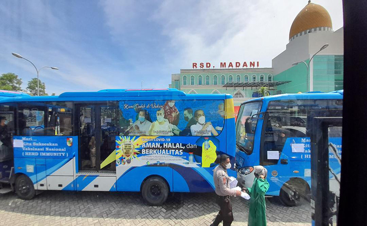 Bus Vaksinasi Keliling Layani Masyarakat di RSD Madani