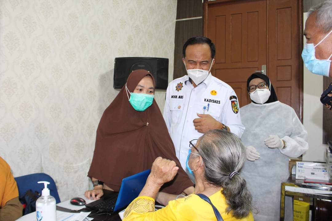 250 Lansia Disuntik Vaksin di Puskesmas Rumbai