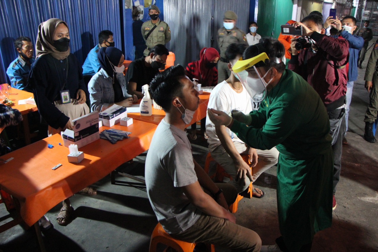 Razia Prokes, Petugas Gabungan Sita Aset Pedagang dan Lakukan Swab Antigen