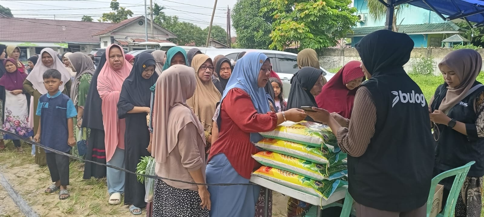 Warga Antusias Belanja Cabai Murah di GPM Tangkerang Tengah