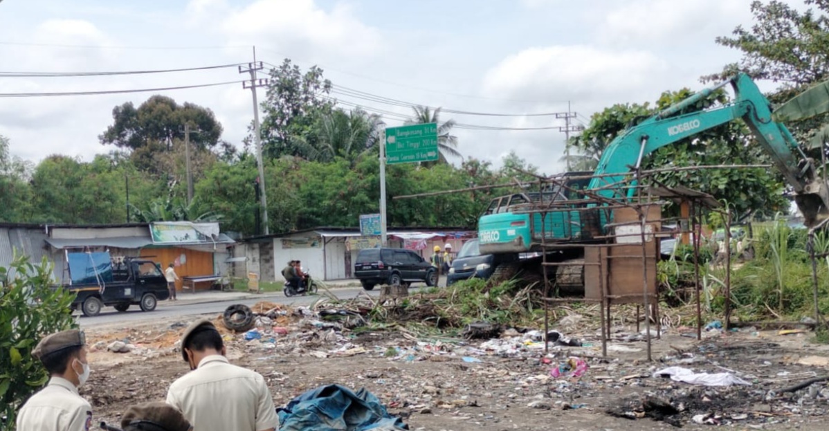 Satpol PP Pekanbaru Bongkar Bangunan Liar di Jalan Air Hitam Akhirnya Dibongkar