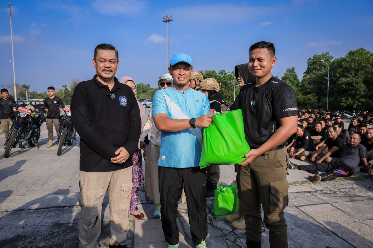 Wako Serahkan Bantuan Sembako dan Uang Tunai ke Ratusan Pegawai Pemko Pekanbaru