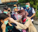 Image : Ketua Kwarcab Pramuka Pekanbaru Bagikan Ribuan Masker Kepada Masyarakat