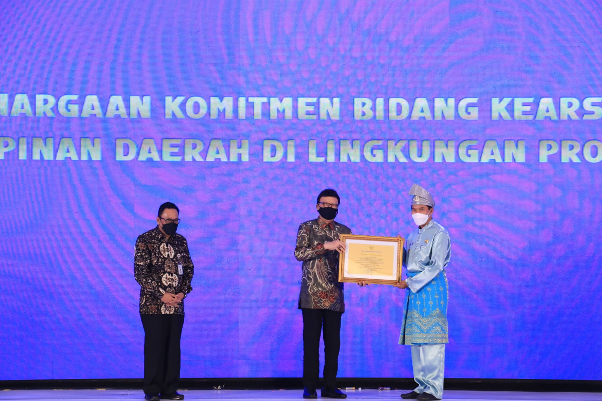 Wali Kota Pekanbaru Terima Penghargaan Kearsipan dari ANRI