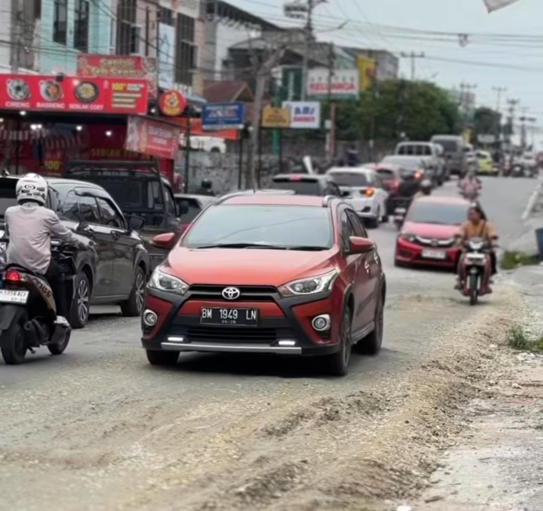 Perbaikan Jalan Lobak Dimulai, Dinas PUPR Pekanbaru Lakukan Penghamparan Kerikil dan Tanah