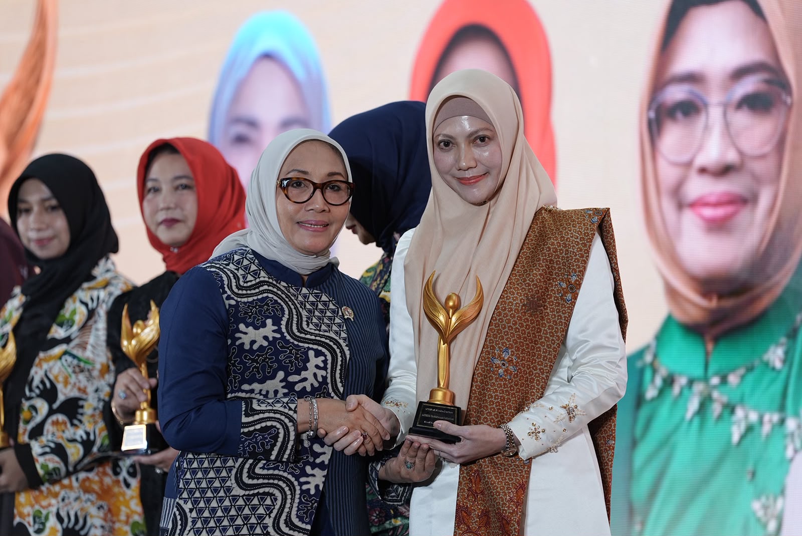 Diserahkan Menteri PPPA, Ketua TP PKK Pekanbaru Raih Penghargaan Nasional Pendidikan dan Literasi