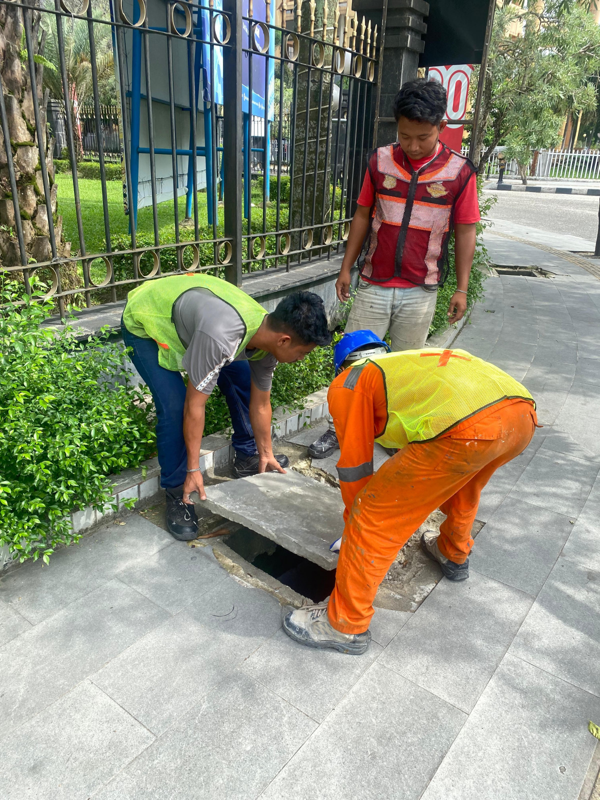 Dishub Pasang Kembali Belasan Penutup Saluran Air di Pedestrian Kota Pekanbaru
