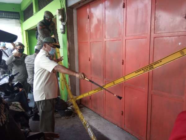 Satpol PP Segel Aira