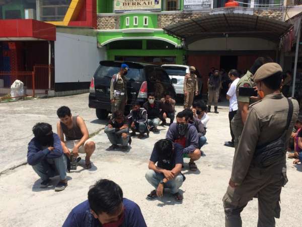 Satpol PP Amankan 26 Orang di Warnet Airas Fantasi Net