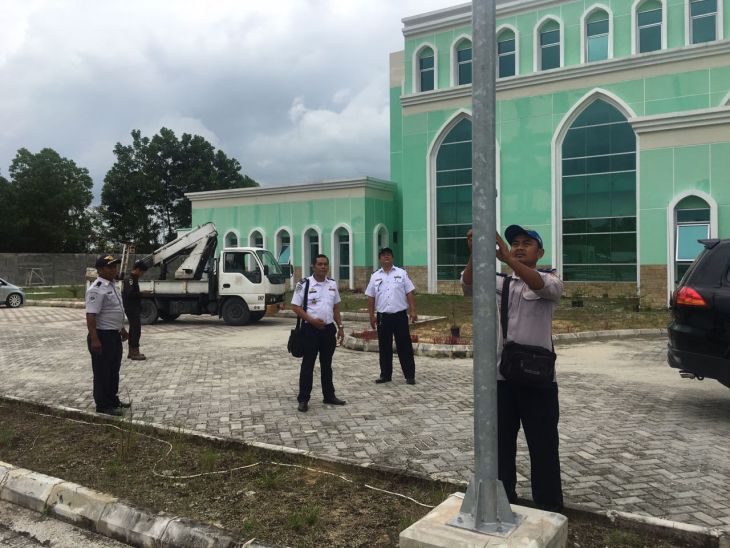 24 Tiang dan Lampu di Pasang Terangi RSUD Pekanbaru
