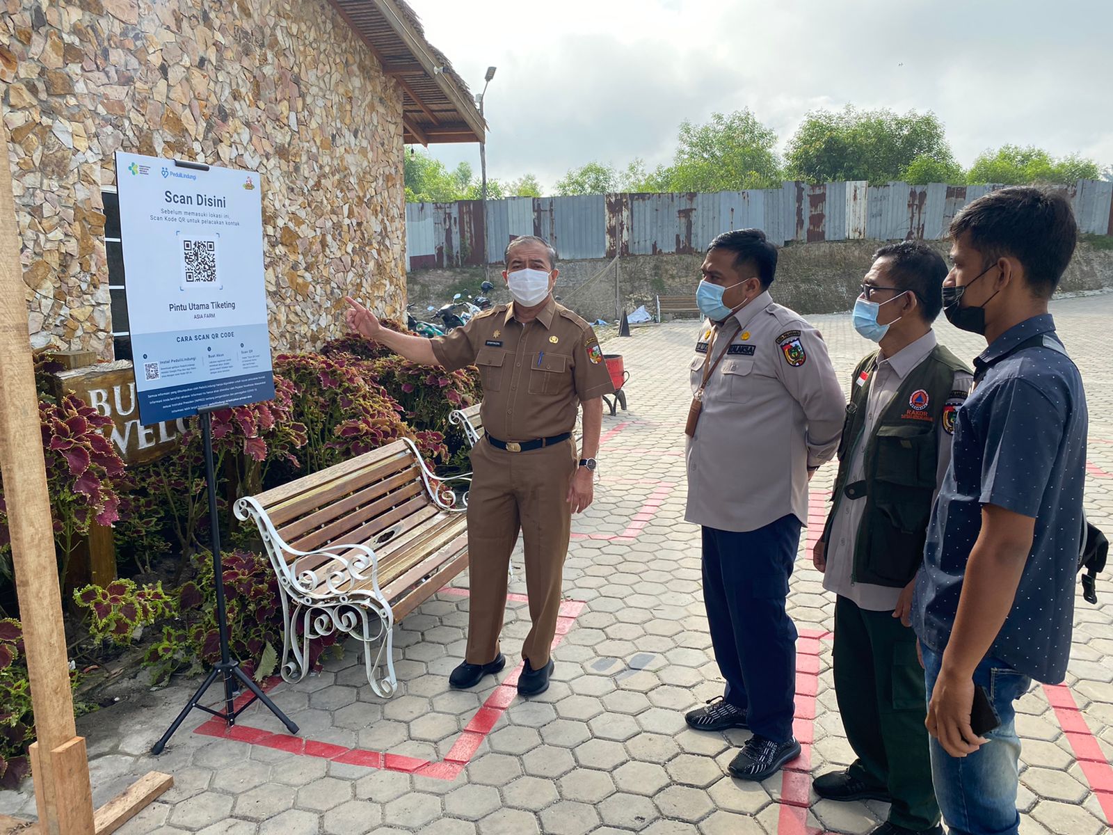 Asisten I Tinjau Penerapan Aplikasi PeduliLindungi di Asia Farm