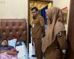 Image : Kunjungi Warga Pengidap Kanker, Camat Kulim Siapkan Ambulans Gratis dan Galang Bantuan