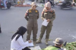 Image : Satpol PP Pekanbaru Layangan SP ke Pedagang Pasar Tumpah di Jalan Ahmad Yani