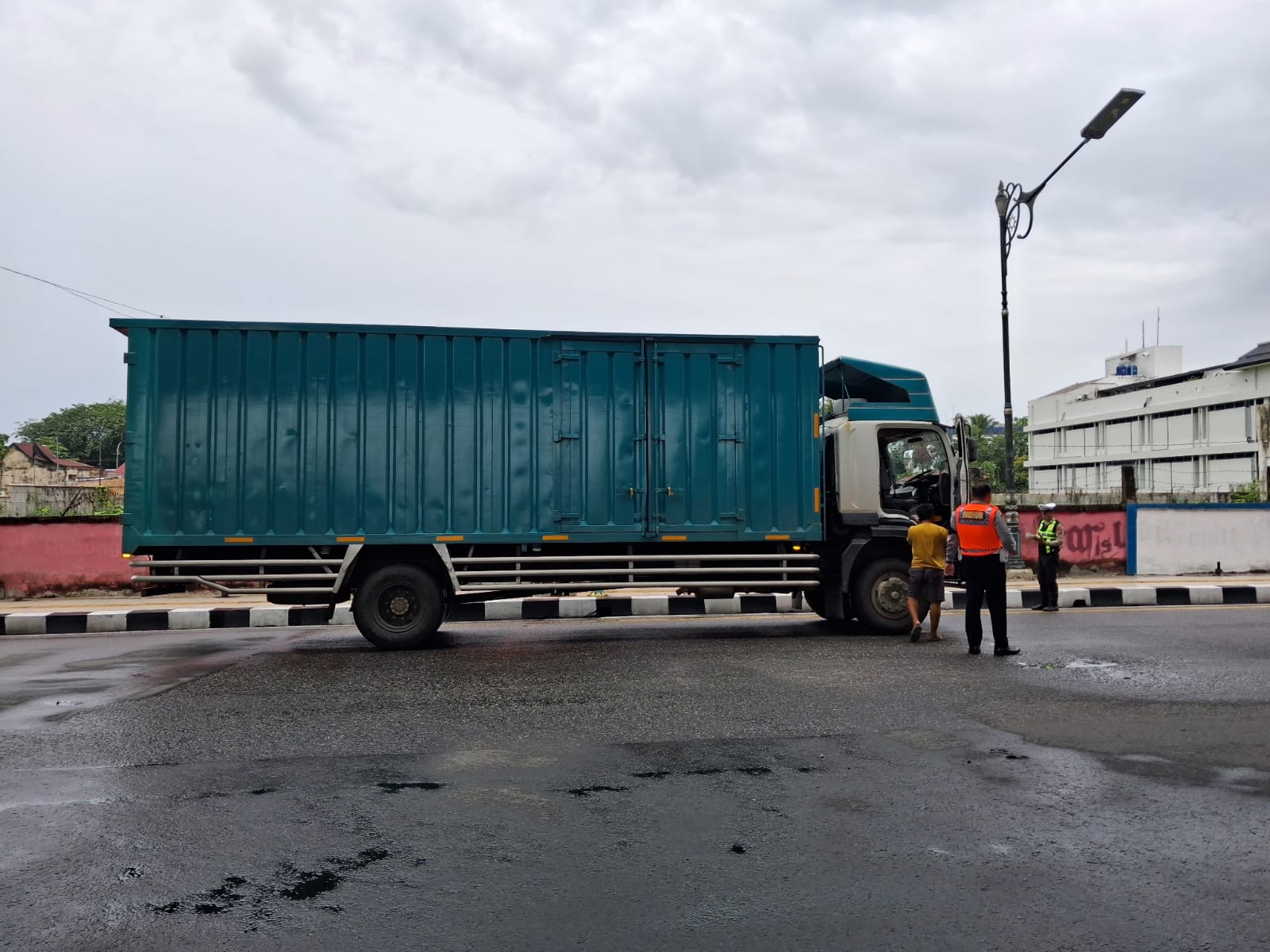 Truk Tonase Besar Melintas di Jalan Jenderal Sudirman Langsung Kena Tilang