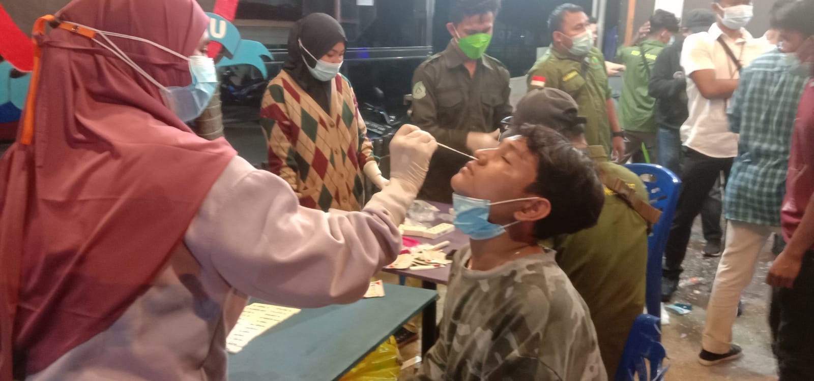 Tim Gakkum dan Medis Razia Warga di Warung Makan, Langsung Tes Antigen