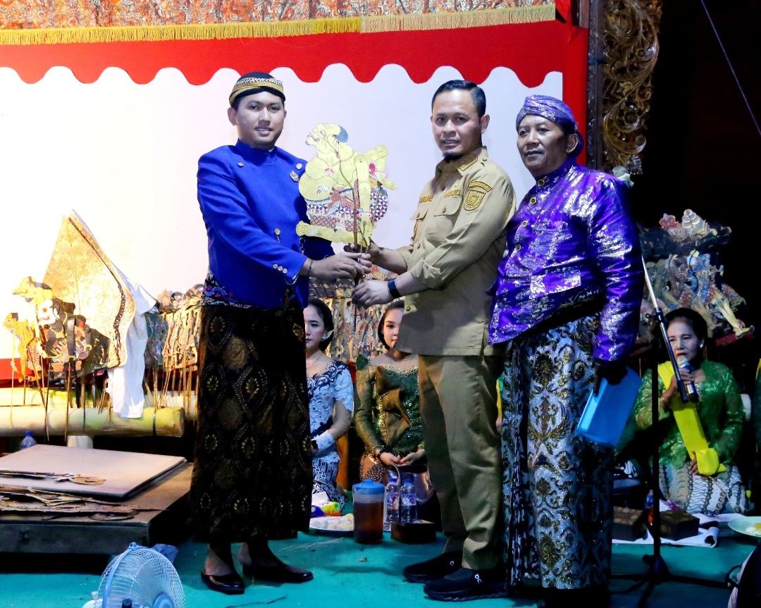 Wako Pekanbaru Hadiri Pagelaran Wayang Kulit Bersih Desa di Tenayan Raya