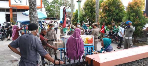 Satpol PP Tertibkan PKL di Lima Lokasi