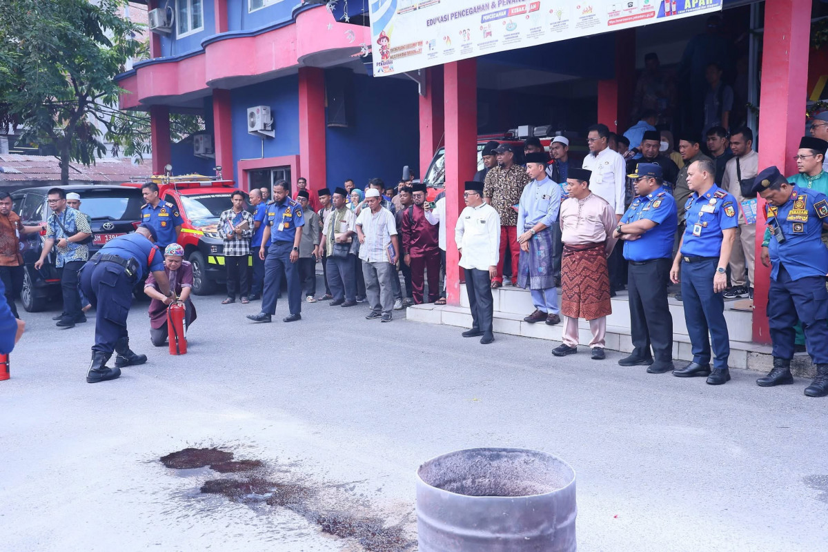 100 Masjid di Pekanbaru Menerima Bantuan APAR dari Konsulat Malaysia