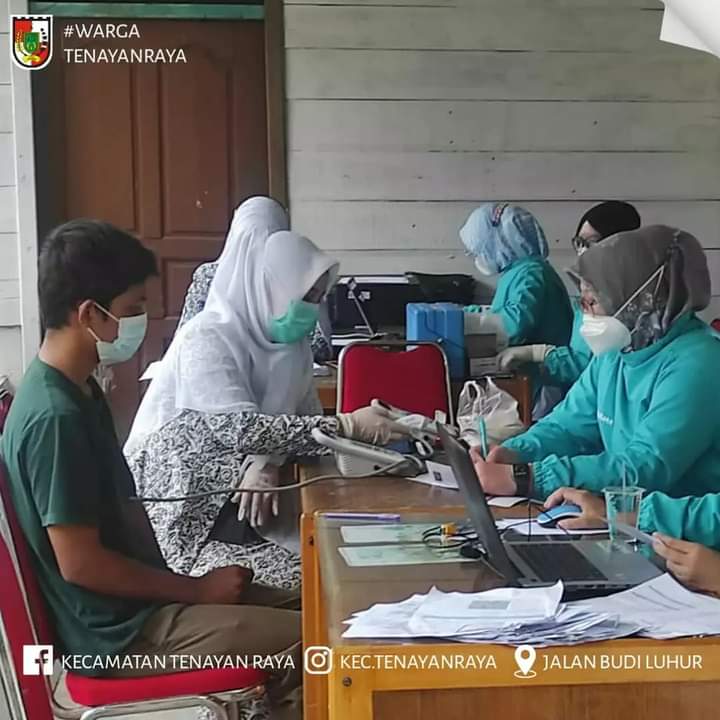 Camat Tenayan Bersama Lurah Tinjau Vaksinasi Massal