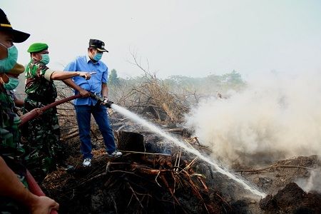 Padamkan Lahan Terbakar Di Payung Sekaki