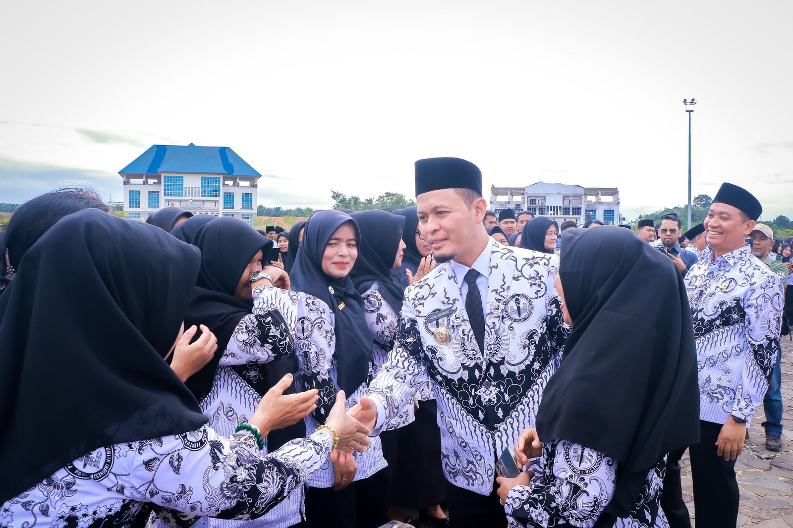 Wali Kota Pekanbaru Apresiasi Peran Guru pada Peringatan Hari Guru