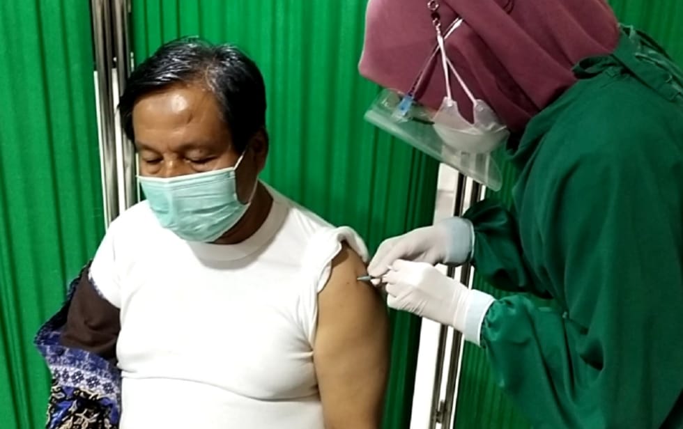 Kepala Dinas Pertanian dan Perikanan Kota Pekanbaru Jalani Vaksinasi Covid-19 Gelombang I