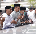 Image : Pekanbaru Bersujud, Wako Agung dan Ratusan Warga Mohon Hujan di Tengah Kepungan Asap