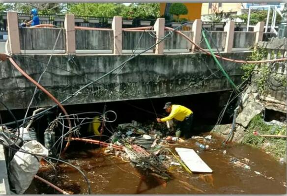 PUPR Rutin Turunkan Tim Pasukan Kuning Lakukan Normalisasi Drainase