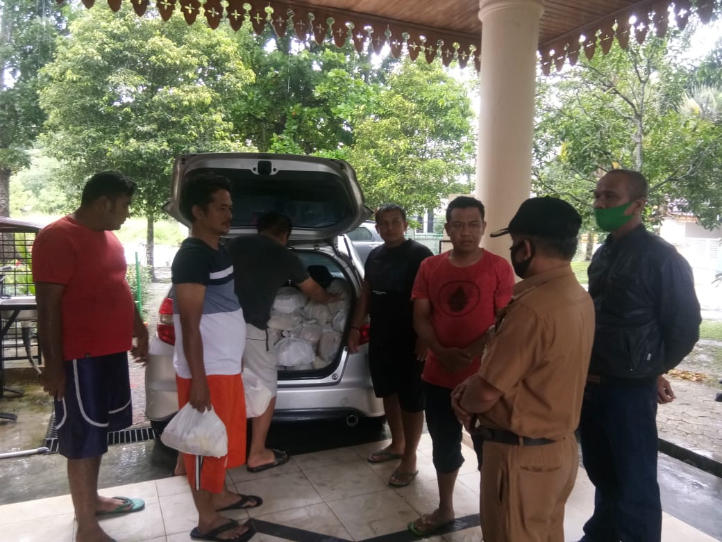 Kecamatan Bukit Raya Serahkan Ratusan Paket Sembako Korban Banjir