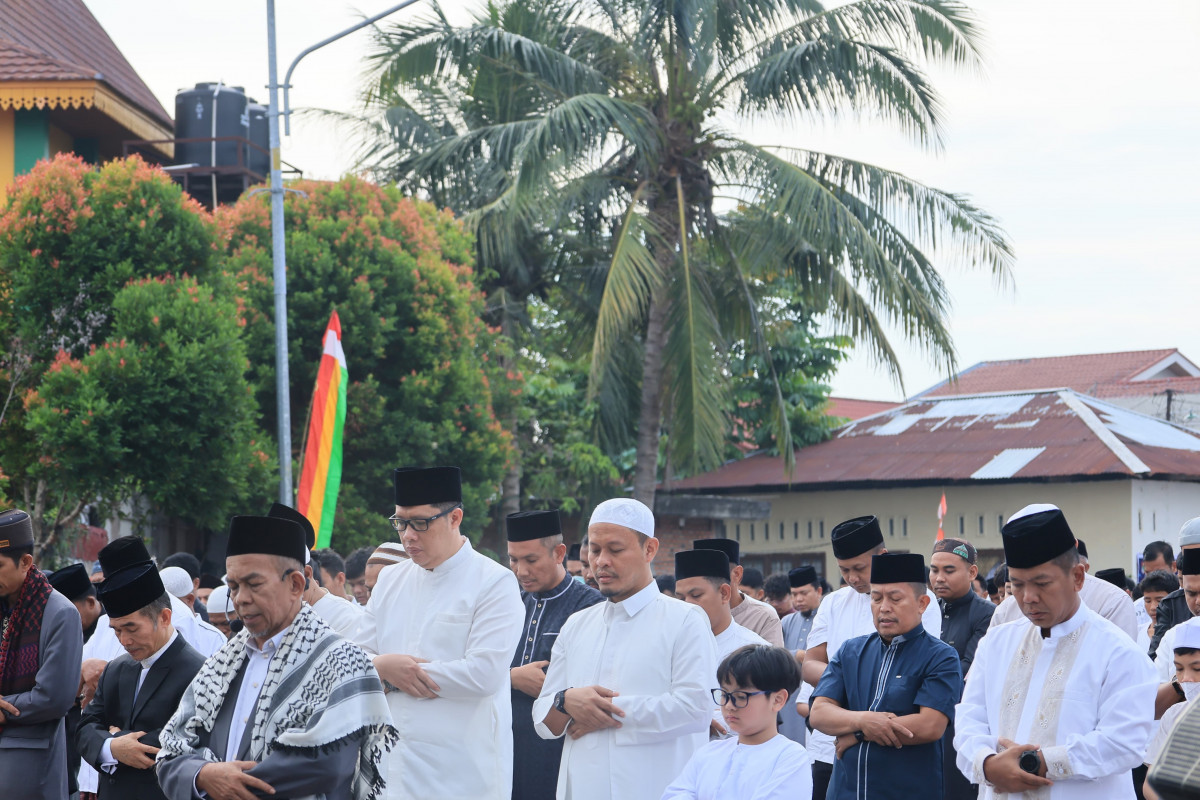 Wako Pekanbaru Salat Idul Adha di Lapangan Perumahan Sidomulyo Bersama Ribuan Warga