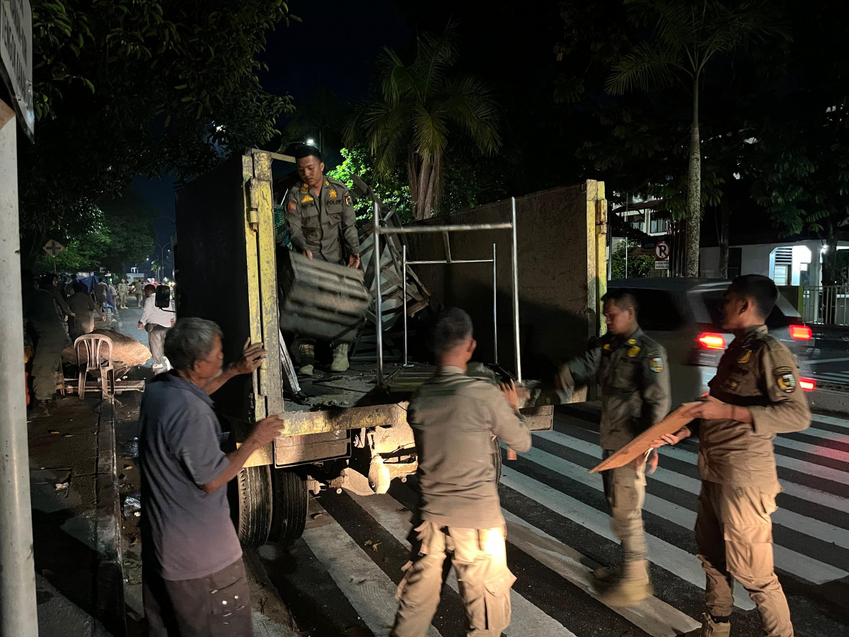 Satpol PP Pekanbaru Gelar Penertiban Lapak dan Gerobak PKL di Sekitar Kampus UNRI Gobah