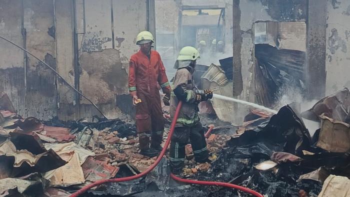 DPKP Pekanbaru Berjibaku Padamkan Kebakaran Kantor Disnaker Riau