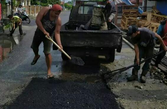 Dinas PUPR Tambal Lubang Jalan di Dua Lokasi