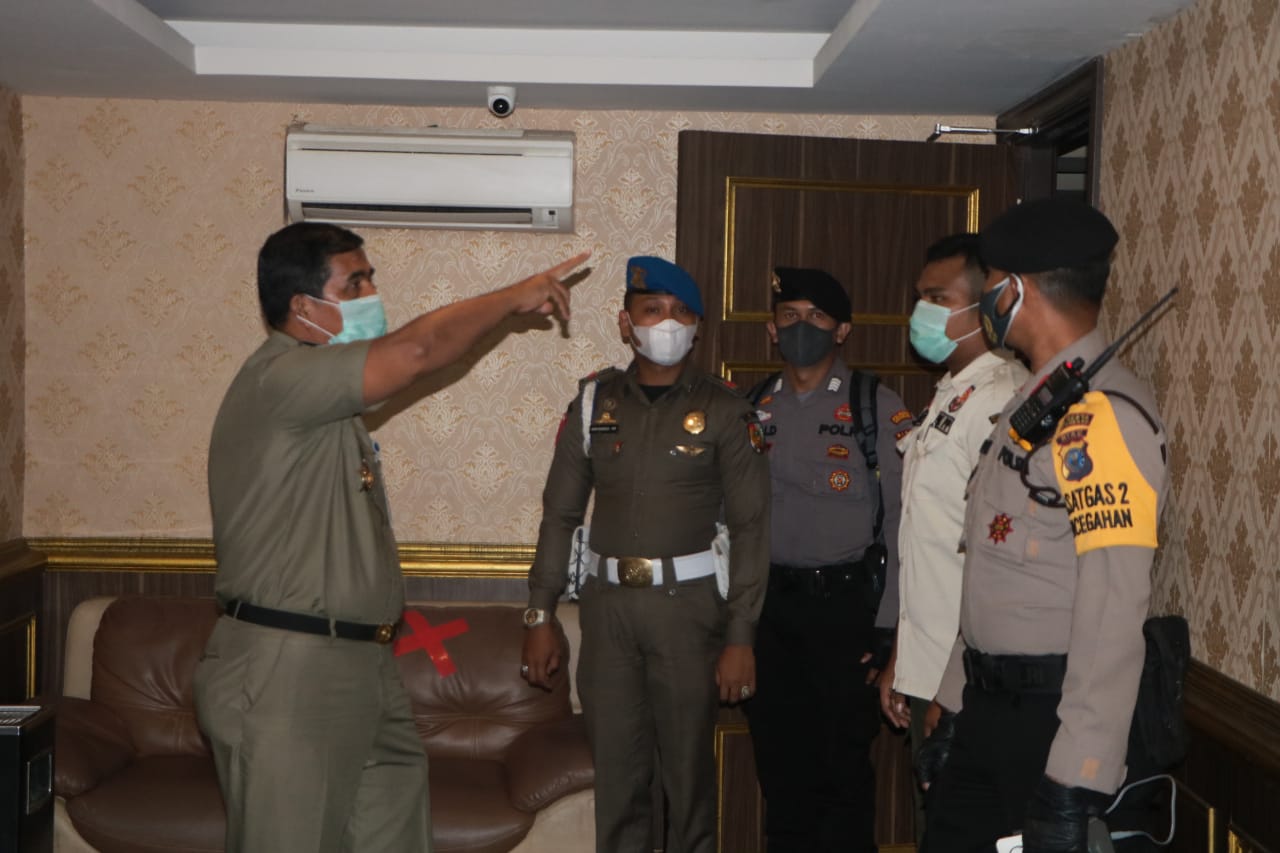 Image : Satpol PP Segel Imperial KTV Grand Central Hotel