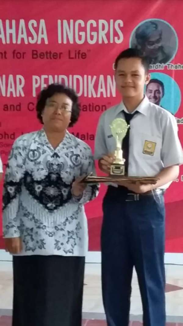 Siswa SMP 7 Juara 1 Lomba Pidato Bahasa Inggris tingkat SMP se-Pekanbaru