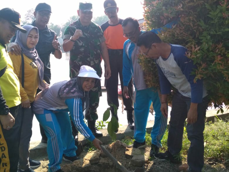 Image : Sambut  HUT RI ke 74, Kampung Baru Tanam 1000 Pohon